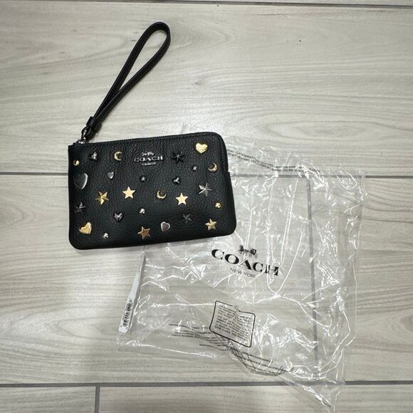 Brand new Coach Corner Zip Wristlet with Rivets star studs black leather - Picture 1 of 7